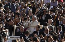 Papst Franziskus kommt zu seiner wöchentlichen Generalaudienz auf dem Petersplatz im Vatikan an.