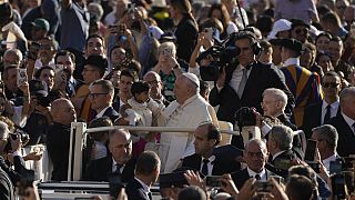Le pape François arrive pour son audience générale hebdomadaire sur la place Saint-Pierre, au Vatican