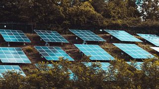  Слънчева Албания усилва доставките си на слънчева сила с съвсем 235 000 нови слънчеви панели в електроцентралата Караваста на ръба на националния парк Караваста лагуна. 