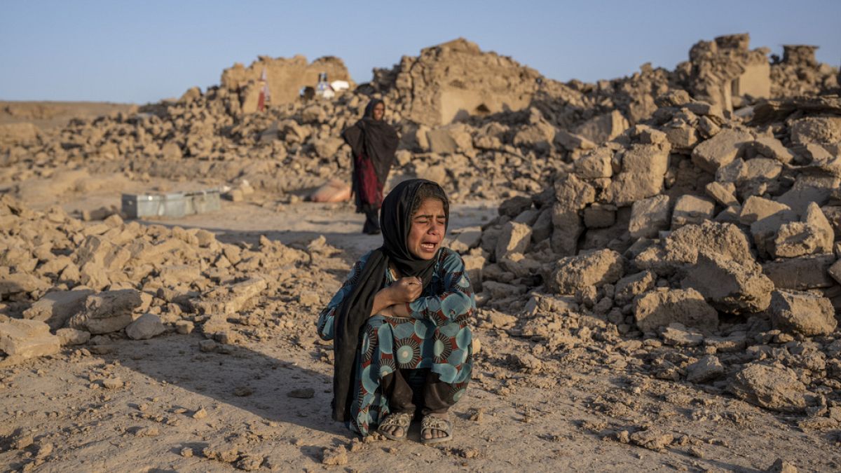 فتاة أفغانية تبكي أمام منزلها الذي دمره الزلزال الذي ضرب منطقة زندا جان في مقاطعة هرات غرب أفغانستان-11 أكتوبر 2023
