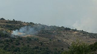 منظر عام يظهر الدخان يتصاعد على تلة قصفتها القوات الإسرائيلية على مشارف قرية الضهيرة الحدودية بجنوب لبنان في 11 أكتوبر 2023