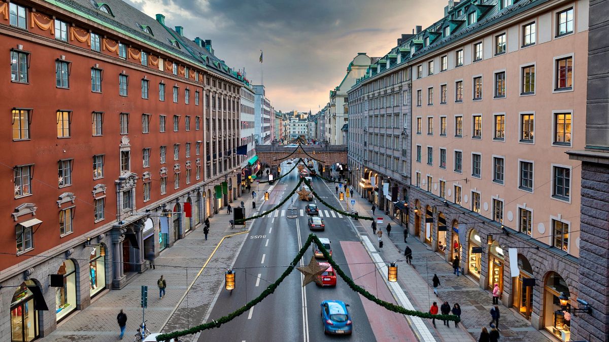 A proibição de automóveis a gasolina e a gasóleo aplicar-se-á a 20 quarteirões do centro da cidade de Estocolmo, incluindo as ruas de Kungsgatan.