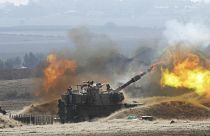 Izraeli mozgó tüzérségi egység lövi a Gázai övezetet