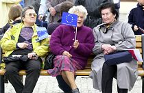 Idosas com uma bandeira da União Europeia