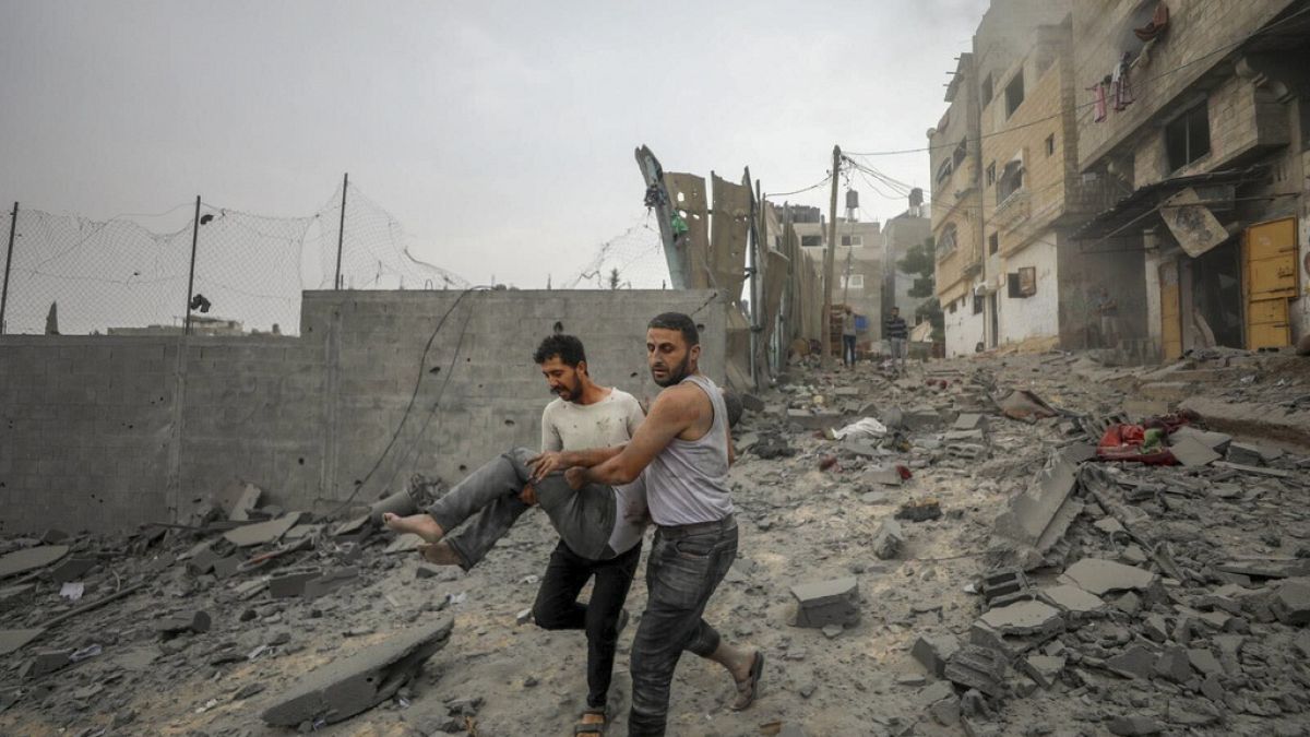 فلسطينيون يقومون بإجلاء جرحى القصف الجوي الإسرائيلي على جباليا بالقرب من مدينة غزة، 11 أكتوبر، 2023