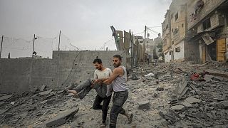 فلسطينيون يقومون بإجلاء جرحى القصف الجوي الإسرائيلي على جباليا بالقرب من مدينة غزة، 11 أكتوبر، 2023