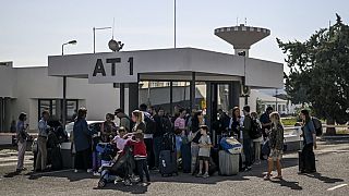 مواطنون برتغاليون ينتظرون وسائل النقل عند وصولهم من إسرائيل، إلى مطار لشبونة في 11 أكتوبر، 2023.