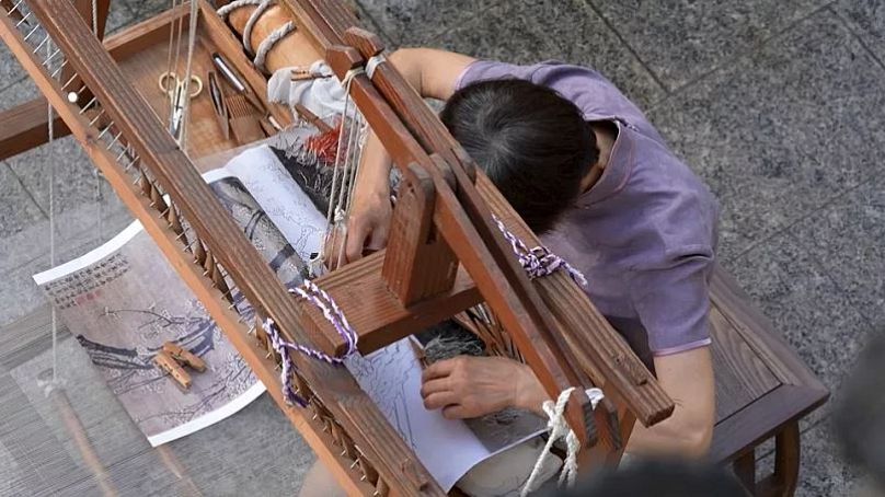 Ma Huijuan übt eines der wertvollsten Handwerke Suzhous aus: Kesi, eine einzigartige Methode der Seidenweberei.