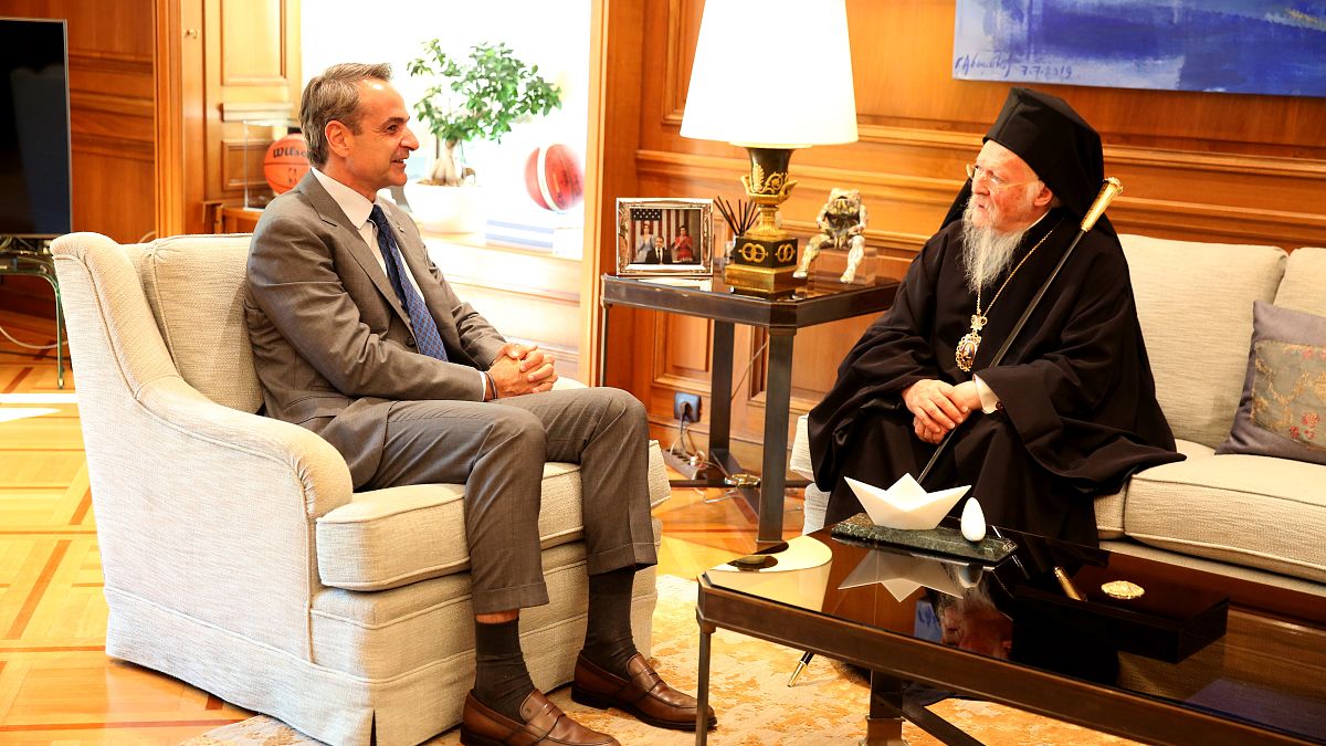 Ο πρωθυπουργός Κυριάκος Μητσοτάκης συνομιλεί με τον Οικουμενικό Πατριάρχη Βαρθολομαίο στη σημερινή τους συνάντηση στο Μέγαρο Μαξίμου