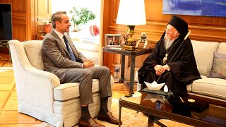 Ο πρωθυπουργός Κυριάκος Μητσοτάκης συνομιλεί με τον Οικουμενικό Πατριάρχη Βαρθολομαίο στη σημερινή τους συνάντηση στο Μέγαρο Μαξίμου