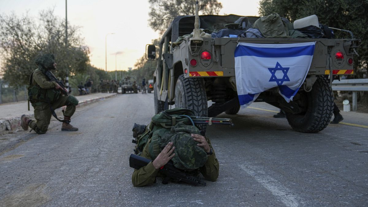 Falscher Alarm im Kibbuz Beeri - ein Soldat geht in Deckung am 11.10.2023