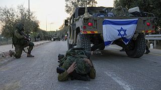 Falscher Alarm im Kibbuz Beeri - ein Soldat geht in Deckung am 11.10.2023