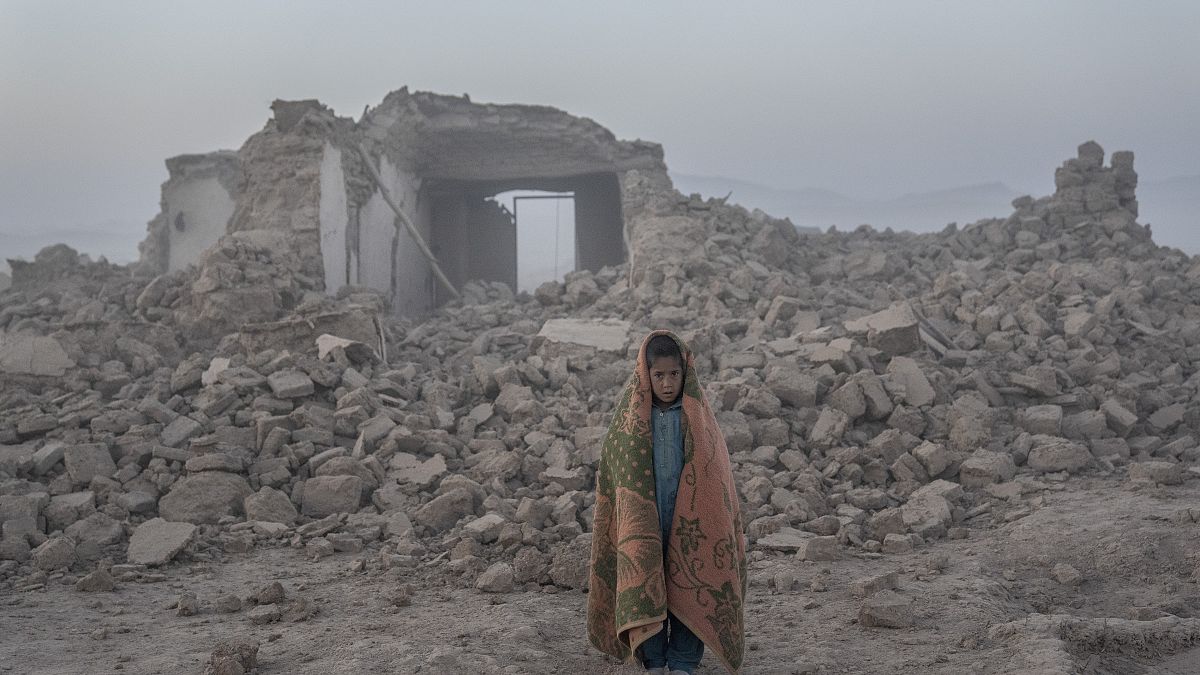 فتاة دمر الزلزال بيتها في هرات