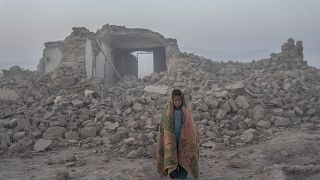 فتاة دمر الزلزال بيتها في هرات