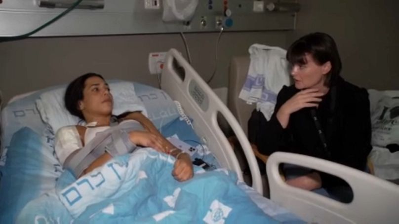 Shani Hadar, nel letto di ospedale, racconta la sua drammatica esperienza.