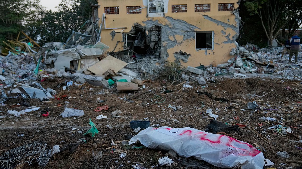 Corpo de militante do Hamas morto no Kibbutz de Be'eri coberto por um saco mortuário