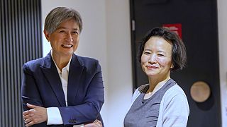 H δημοσιογράφος Τσενγκ Λέι (δεξιά) και η υπουργός Εξωτερικών της Αυστραλίας Πένι Ουόνγκ (αριστερά)
