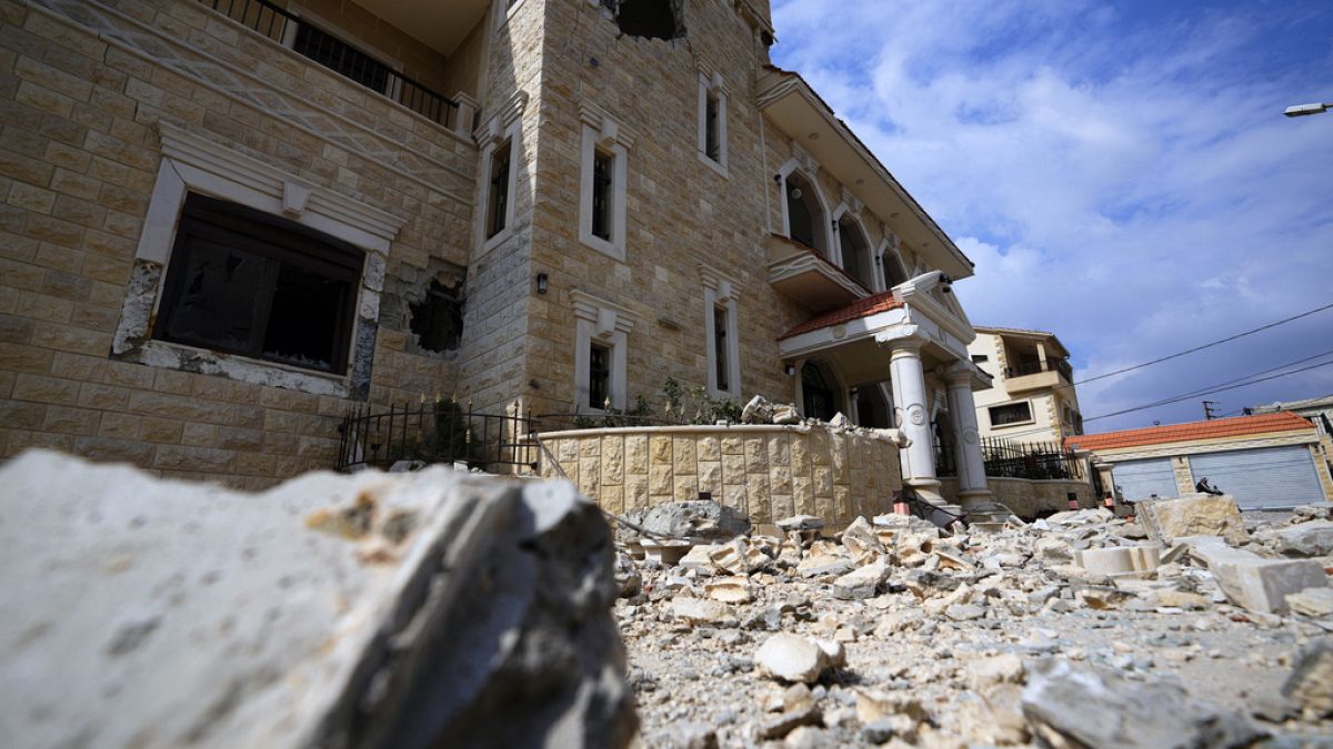 أنقاض منزل متضرر أصيب بقصف إسرائيلي في قرية الضهيرة بالقرب من الحدود مع إسرائيل بجنوب لبنان- 11 أكتوبر 2023.