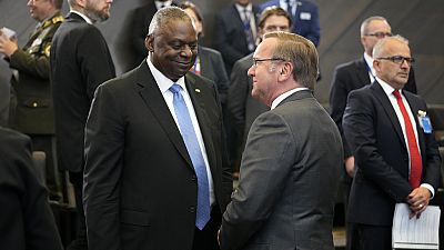 Bei einem Treffen der Verteidigungsminister in Brüssel tauschen sich US-Verteidigungsminister Lloyd und sein deutscher Amtskollege Pistorius aus