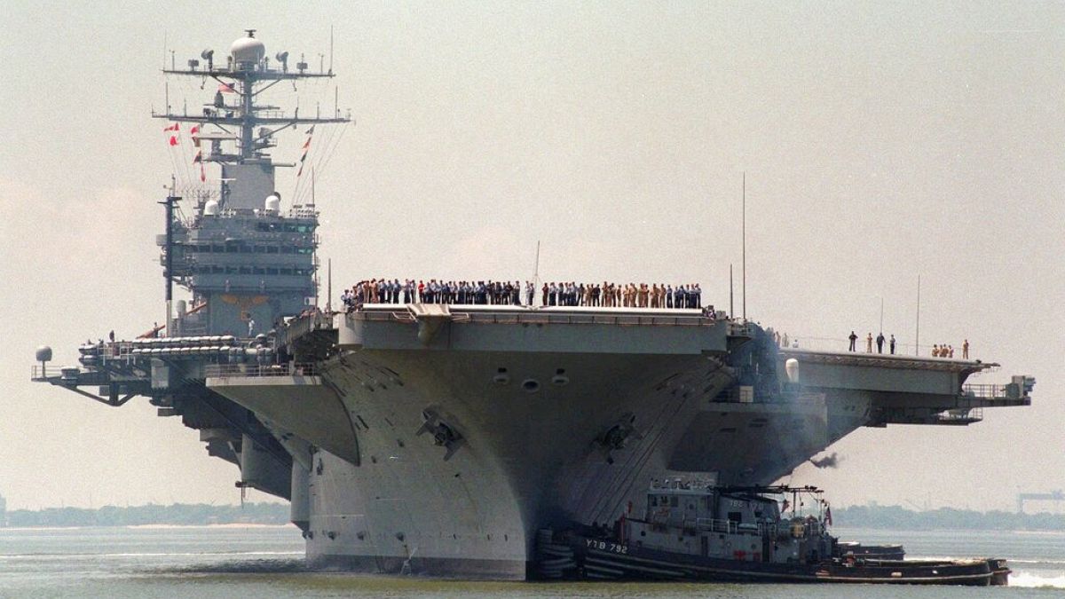 ABD uçak gemisi USS Dwight D. Eisenhower