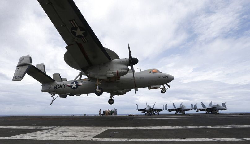 ABD ordusuna ait E-2 Hawkeye uçağı Amerikan uçak gemisi USS Ronald Reaga'ya iniş yaparken (arşiv)