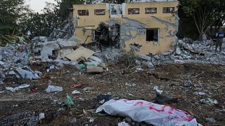 Hamász-fegyveres hullazsákban 2023. október 11-én az izraeli Be'eri kibucban, amelyet előzőleg lerohantak az iszlámista terroszervezet militánsai.