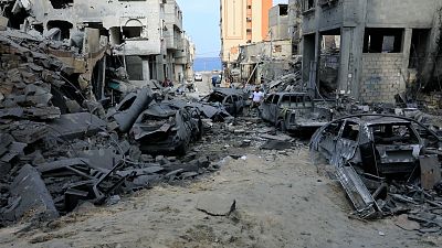 Vehículos y edificios destrozados tras uno de los múltiples bombardeos en la ciudad de Gaza. 