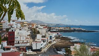  Екстремната горещина също разпали още веднъж голям горски пожар на Тенерифе. 