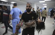 Des enfants palestiniens blessés par des frappes israéliennes sont amenés à l'hôpital Shifa dans la ville de Gaza, mercredi 11 octobre 2023. (AP Photo/Ali Mahmoud)