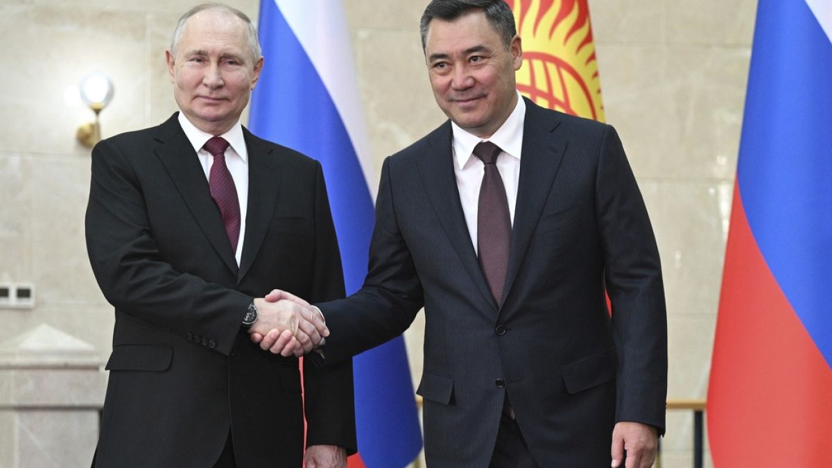 Владимир Путин и Садыр Жапаров позируют для фотографии перед переговорами в Бишкеке 12 октября 2023