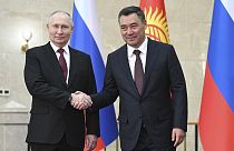 Владимир Путин и Садыр Жапаров позируют для фотографии перед переговорами в Бишкеке 12 октября 2023