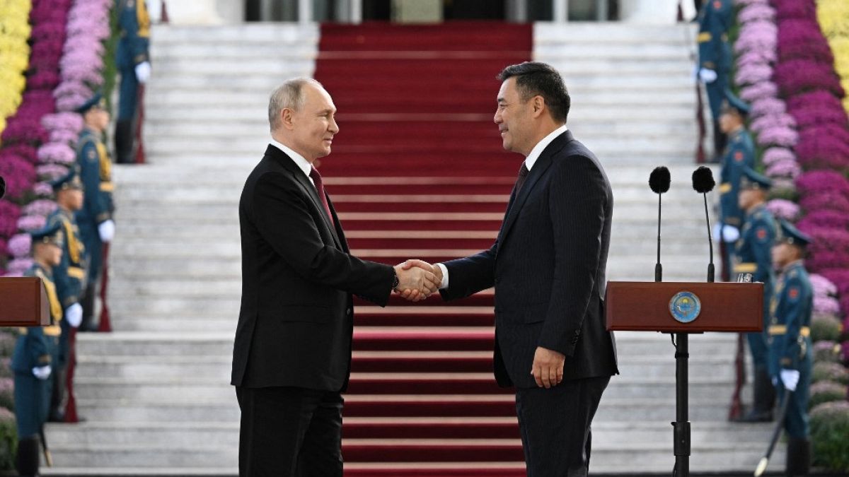 Vladimir Putin insieme al presidente kirghiso Sadyr Japarov