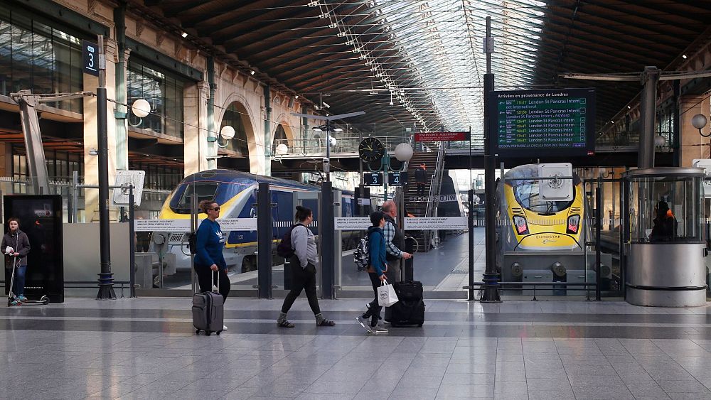 Пътуващите минават покрай влакове Eurostar, свързващи Париж с Лондон, на