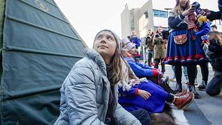  Климатичната активистка Грета Тунберг се причислява към деятели, носещи обичайни саамски екипи, до момента в който седят в символ на митинг пред вход на Statkraft, 12 октомври. 