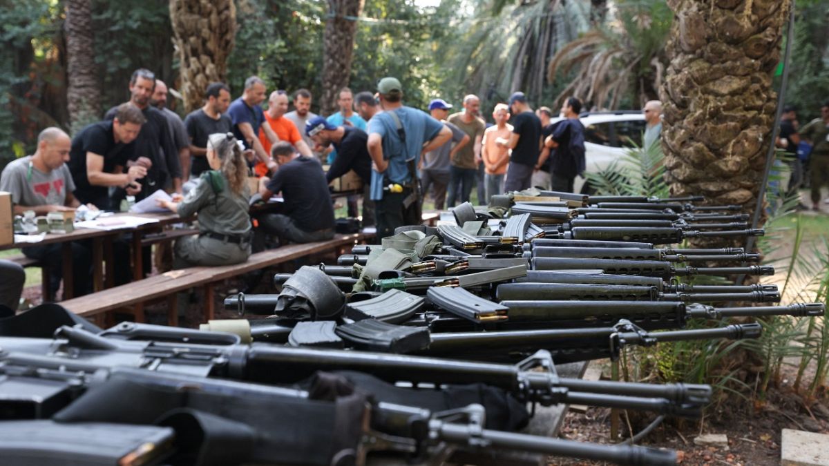 إسرائيليون في نقطة لتوزيع الأسلحة في مستوطنة آيليت هاشاهار، بالقرب من الحدود اللبنانية.