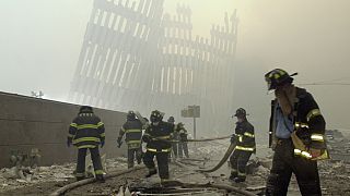 ABD'yi hedef alan 11 Eylül saldırıları sonrası itfaiye ekipleri yangına müdahale etti (arşiv)