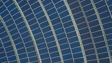 Bir güneş enerjisi uzay çiftliği, dünyanın üzerinde yörüngede dönen dev güneş panellerinden oluşur.