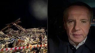 تظهر الصورة المشهد بعد سقوط حطام طائرة بدون طيار دمرت فوق منطقة بيلغورود الروسية، المتاخمة لأوكرانيا.