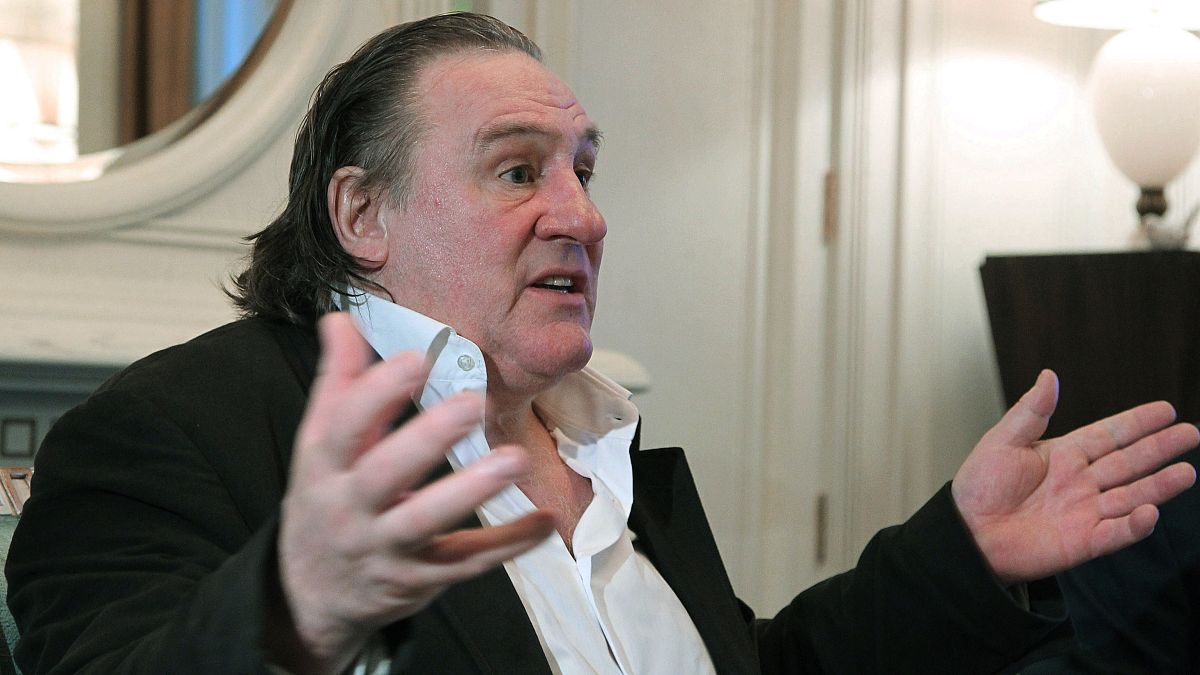 Gerard Depardieu gesztikulál, miközben Vlagyimir Putyinnal beszélget (nem látható) az orosz elnök szocsi rezidenciáján 2013. január 5-én