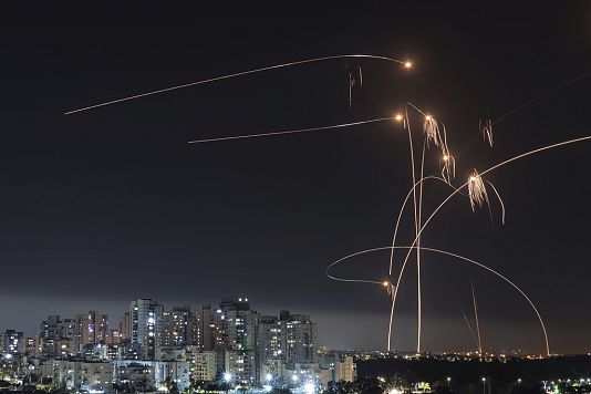 رهگیری راکت‌های حماس از سوی «گنبد آهنین» اسرائیل