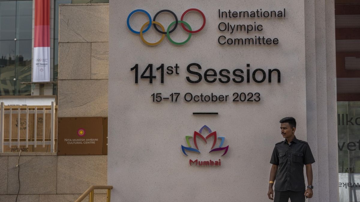 Un agent de sécurité se tient à l'entrée d'un site avant la 141e session du Comité international olympique (CIO) à Mumbai, en Inde, le jeudi 12 octobre 2023