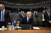 Jens Stoltenberg NATO-főtitkár foglal helyet a szövetség védelmi minisztereinek tanácskozásán a szövetség brüsszeli központjában 2023. október 12-én, csütörtökön.