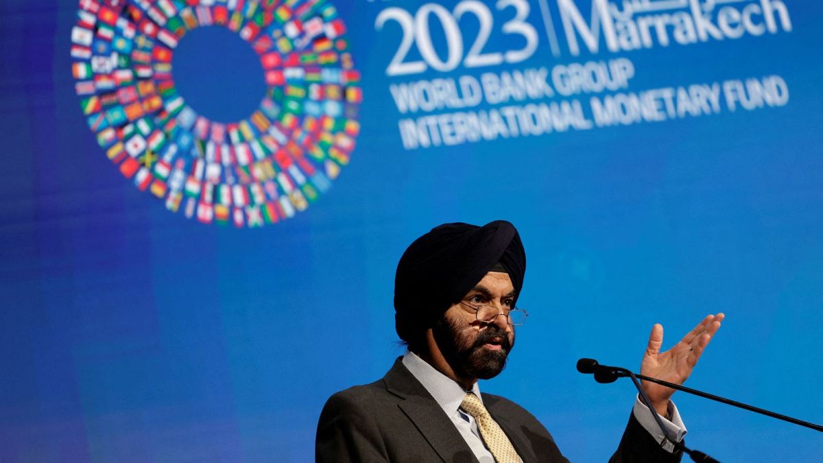Il Presidente della Banca Mondiale Ajay Banga parla durante il secondo giorno della riunione annuale del Fondo Monetario Internazionale e della Banca Mondiale, a Marrakech, Marocco, il 10 ottobre 2023\. 