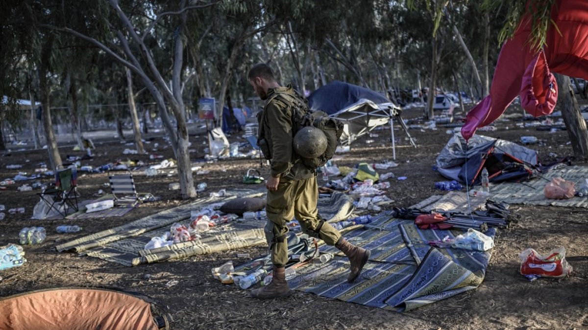Un soldat israélien patrouille le 12 octobre 2023 sur les lieux où 270 fêtards ont été tués par des militants du Hamas lors du festival de musique Supernova, le 7 octobre 2023