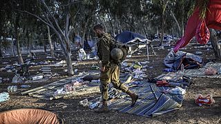 Un soldat israélien patrouille le 12 octobre 2023 sur les lieux où 270 fêtards ont été tués par des militants du Hamas lors du festival de musique Supernova, le 7 octobre 2023