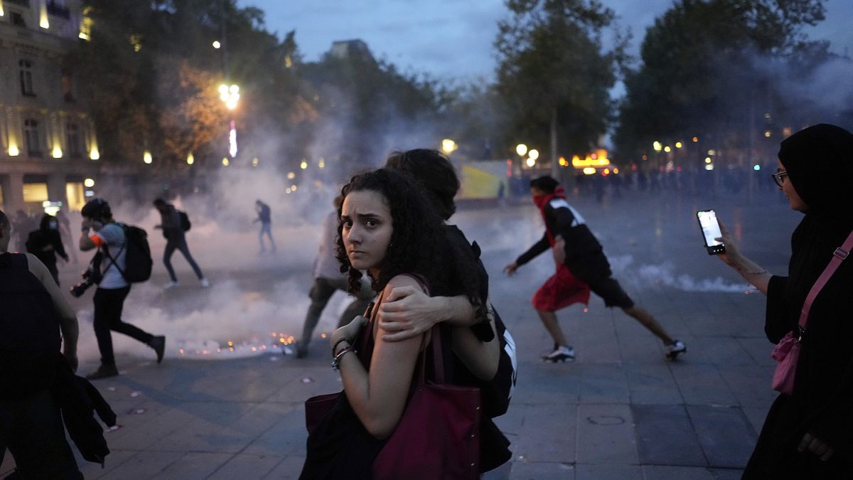 Участники запрещённой пропалестинской покидают площадь Республики после того, как полиция применила слезоточивый газ, Париж, 12 октября 2023 года.
