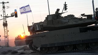 Des chars israéliens se dirigent vers la frontière de la bande de Gaza dans le sud d'Israël le jeudi 12 octobre 2023.