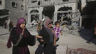 Civiles en el campo de refugiados de Rafah, en Gaza, tras un bombardeo israelí