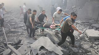 Μεταφορά τραυματία μετά από βομβαρδισμό στη Λωρίδα της Γάζας