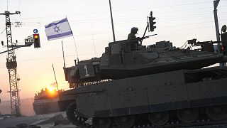 Izraeli tankok a Gázai övezet határa felé tartanak 